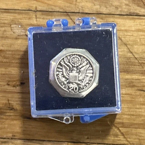 VINTAGE FEDERAL GOVERNMENT 20 YEAR SERVICE LAPEL PIN BOX CIVIL EMPLOYEE LIGI H3