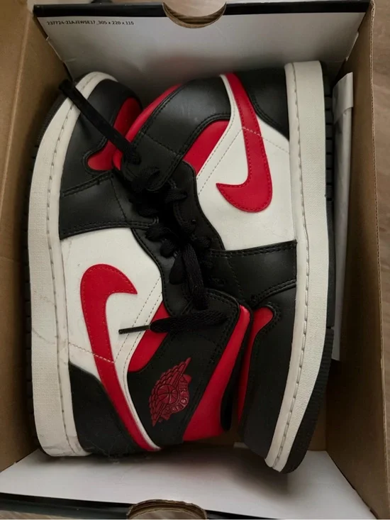 Jordan Black/Grey/White Air Jordan 1 Mid SE Craft Box Label
