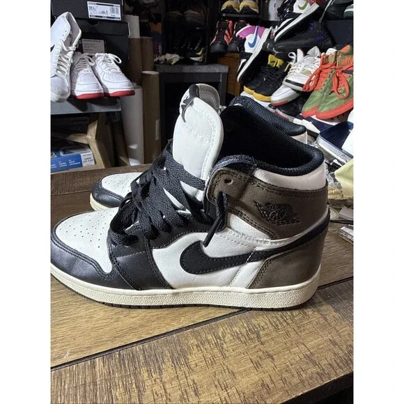 Size 4y 5.5 Women’s - Jordan 1 Retro OG High Dark Mocha GS