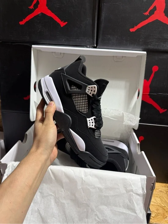 Jordan Retro 4 White Thunder Sneakers - Black/White
