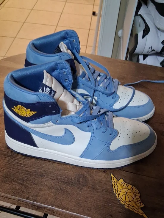 Jordan Air Jordan 1 Mid in White, Light Blue & Navy