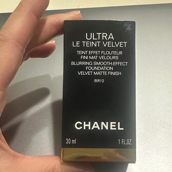 CHANEL Ultra Le Teint Velvet Foundation BR12