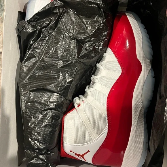 Jordan Retro 11 “Cherry”