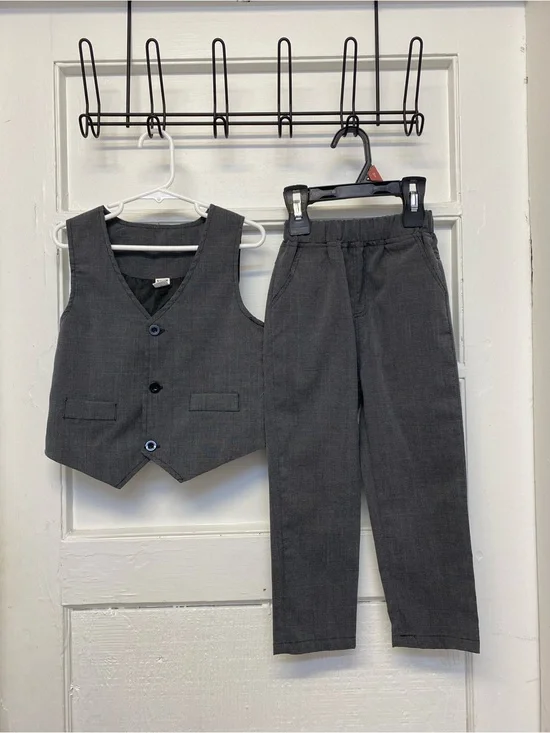 Boys 5t matching suit set SHEIN 2 pcs vest and pant smoke & pet free