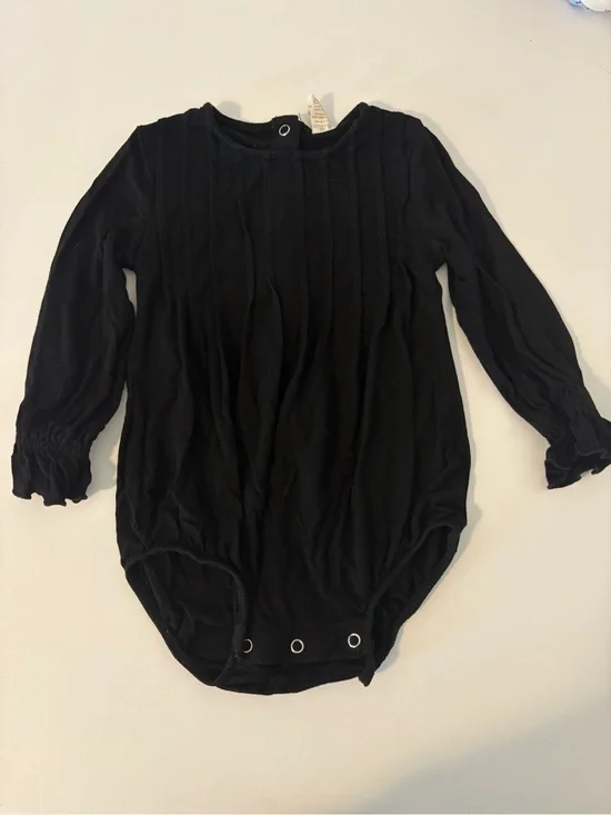 kate quinn Black Long-Sleeve Baby Bodysuit Ruffle Sleeves 12-18months