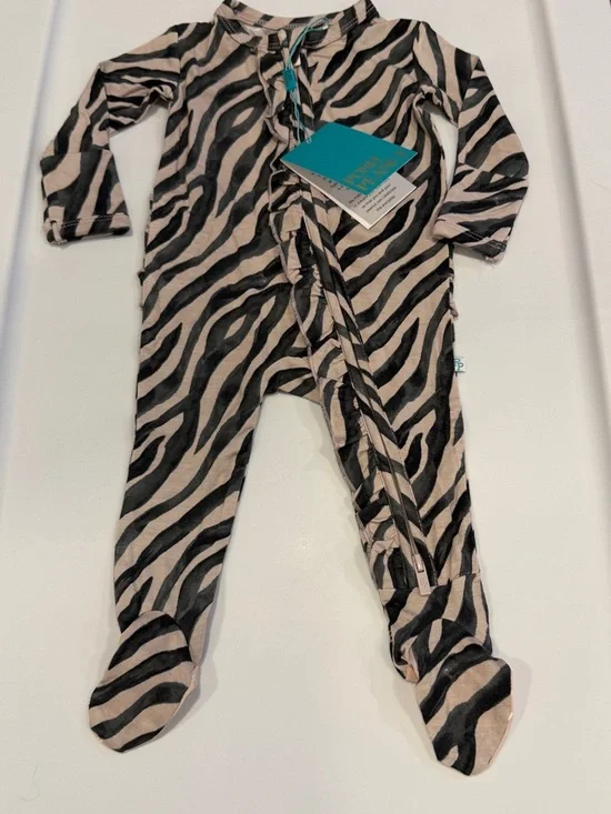 Posh Peanut Zebra Footed One-Piece Romper - Pink/Black (Newborn)