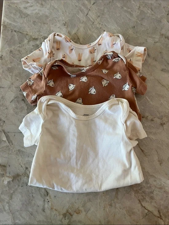 3 Piece White Short-Sleeve Baby Bodysuit with Peach Bunny Print