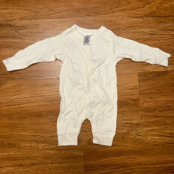 NWOT adorable snap up modern moments baby unisex ribbed gerber onesie!