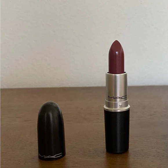 MAC Lustre Lipstick Capricious #501