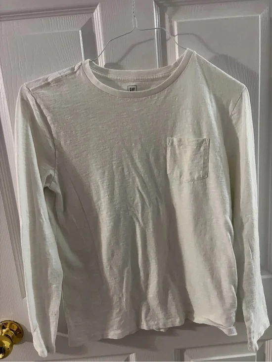 GAP kids Long Sleeve Pocket Tee in Off-White/Cream