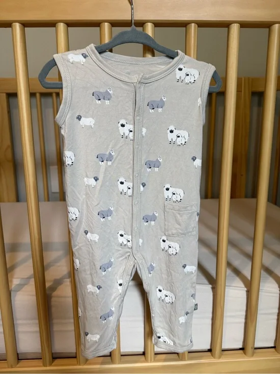 Kyte Baby 6-12M Sleeveless Romper in Lamb (EUC)