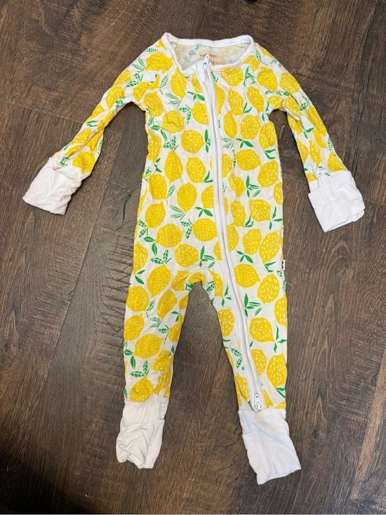 Mommy & Me - One-Piece Zipper Pajamas 0-3M & Women’s Top M Lemon Print