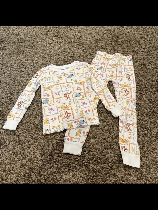 Old Navy and Disney Winnie the Pooh pajama set size 5T