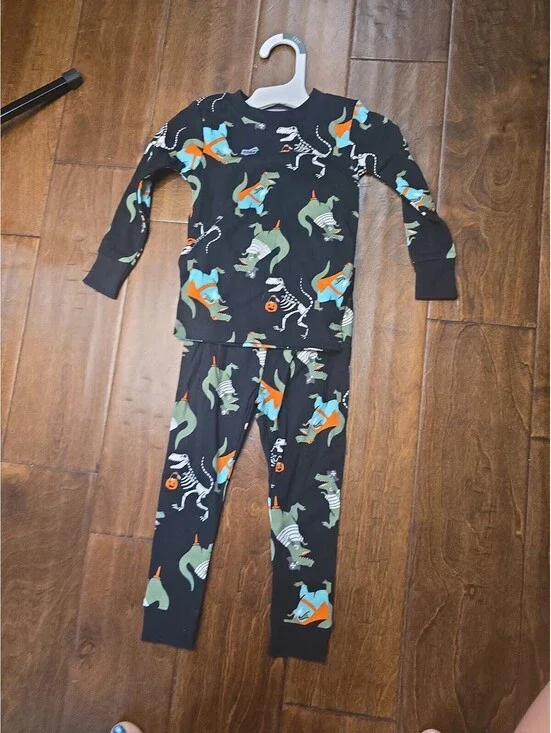 18m nwot halloween pajamas from carter's item 84G8