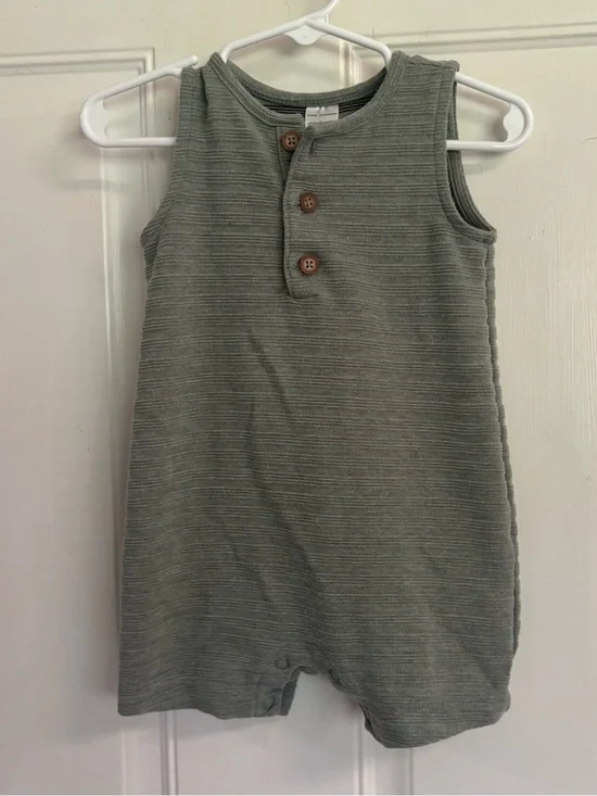 12M Carter's Solid Olive Green knit seersucker Sleeveless short Romper.  In EUC!