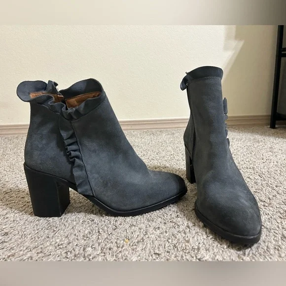 Klub Nico Bellamy Suede Ruffle Ankle Boots Gray Black Side Zip Leather Size 9