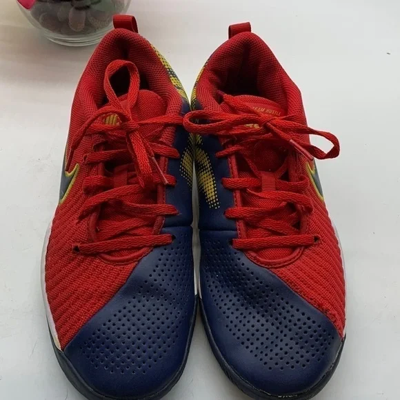 Nike Team Hustle Wuick Red Yellow Blue Sneaker Sz 7. NK0237
