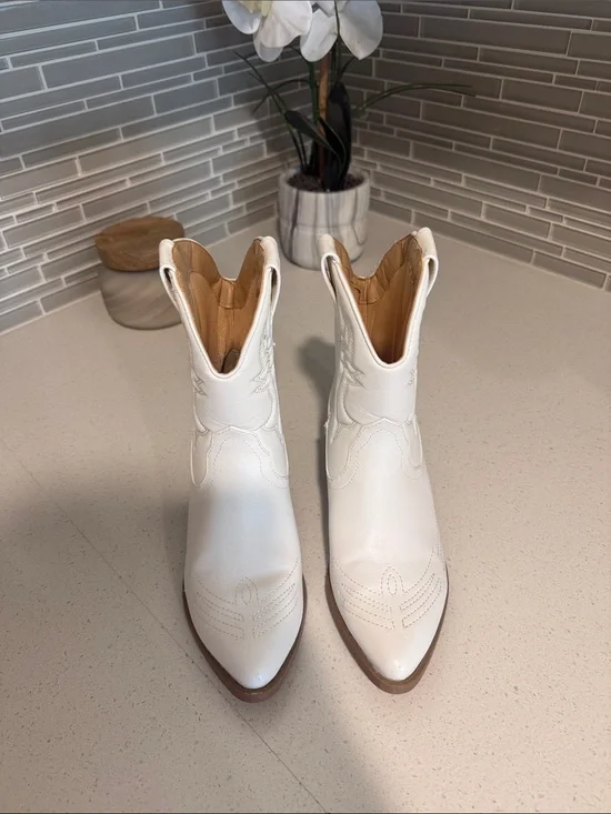 Soda White Western-Style Pointed Ankle Boots