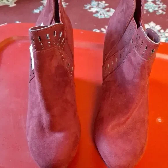 Daisy Fuentes 9M Burgundy Suede Ankle Booties