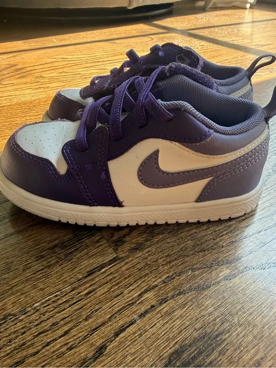 Nike Toddler Sneakers in Purple and White