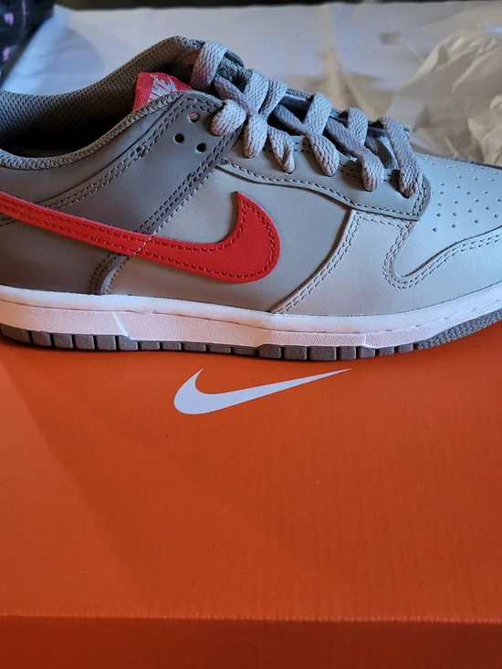 *NEW* Nike Dunk Low GS Unisex Kids Sneakers Gray/Red Size 5.5Y Women’s 7