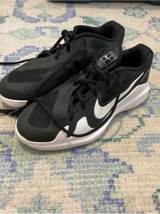 Nike Black Low-Top Athletic Sneakers