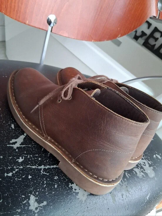 Clarks Chukka Boot, Tobacco brown leather, 7.5 W. Oiled, sanetized. Classic.