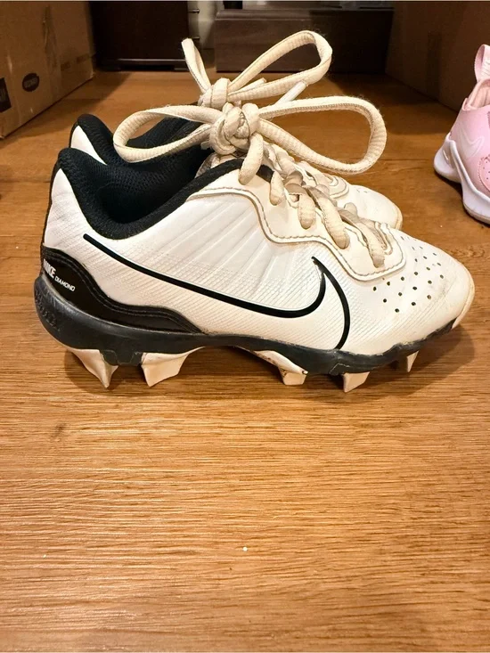 Nike White and Black Kids Baseball Cleats