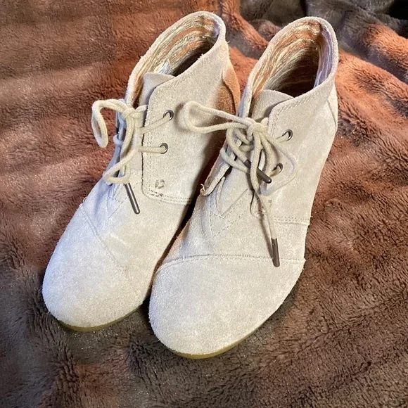 TOMS Suede Wedge Bootie Sz 6.5