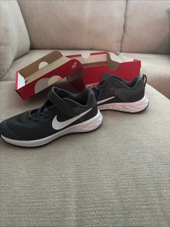 Nike Kids Grey  and White Lightweight Sneaker