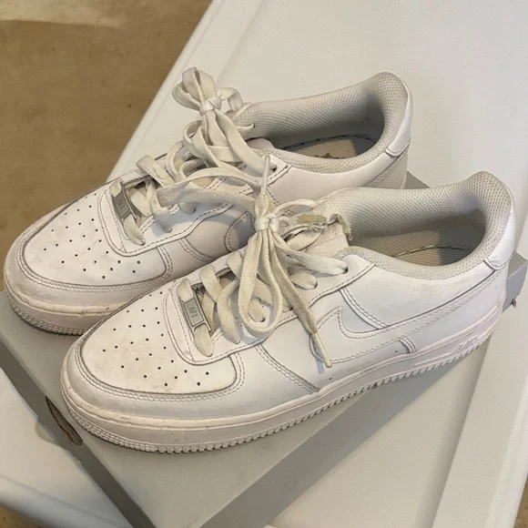 Nike Air Force 1 LE (GS) Triple‎ White Sneakers | Youth 7Y / Women’s 8.5