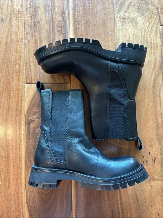 Zara women’s Black Chunky Boots size 6