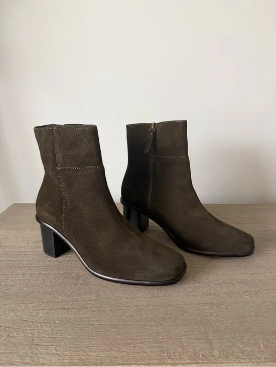 NWB Patina Vero Square Toe Block Heel Ankle Boot in Vine (Olive Brown) Size 7.5
