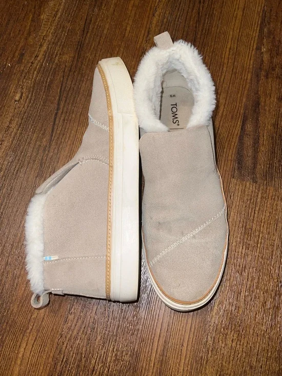 Toms Slip On Paxton Suede Beige Faux Fur Lined Comfort Sneaker Boots Size 9