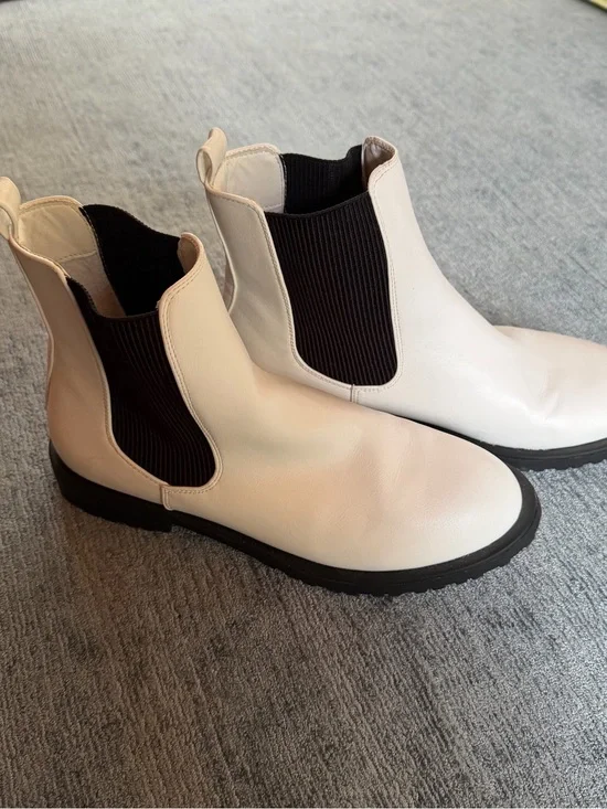 Altar'd State Womens White Pull On Boots Black Elastic Ankle Boots Size 8.5 New