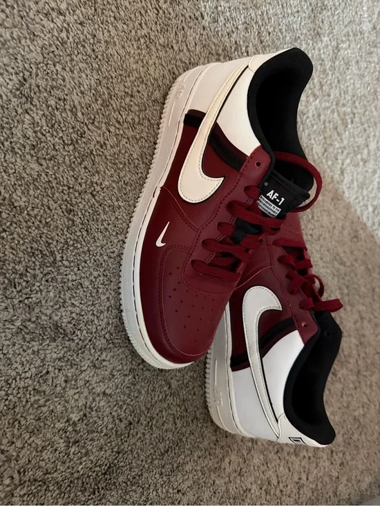 Nike Low-Top Sneakers in Burgundy, White and Black