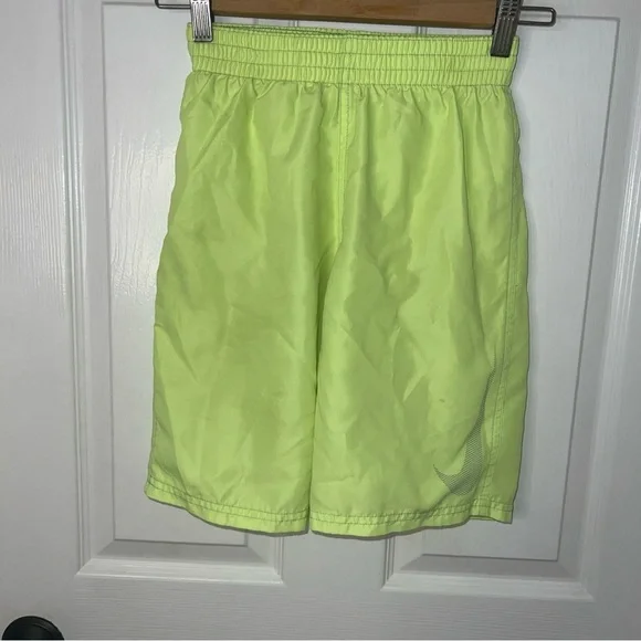 Boys Nike swim trunks sz L