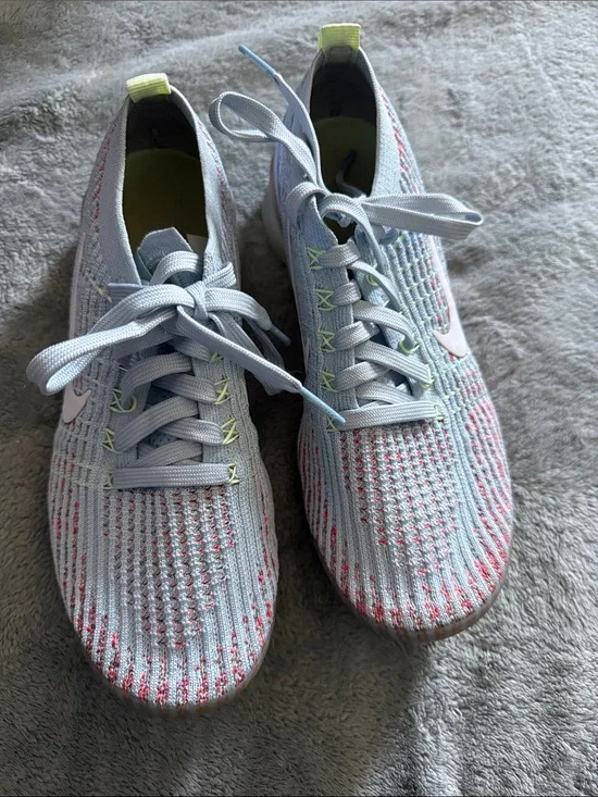 Light Blue Knit Women's Nike Vapor Max Sneakers with Pink Accent size 8.5