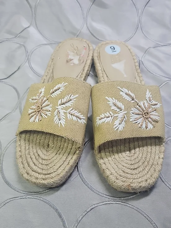 Jewel Badgley Mischka Beige Embroidered Flower Espadrille Slide Mules Kyrene G7