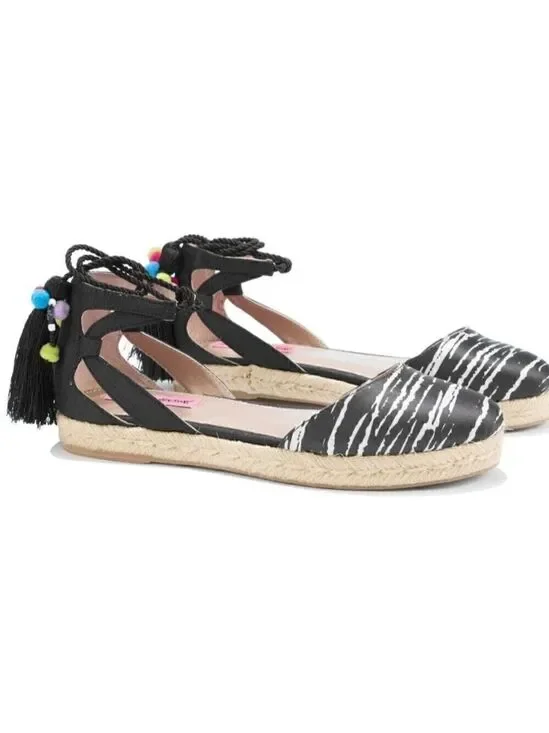 𝅺Betsey Johnson Pom Pom Ankle Strap Sandal Hazyl Model