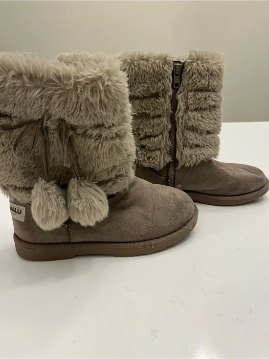 Girls Makalu California Fuzzy Boots Size 1