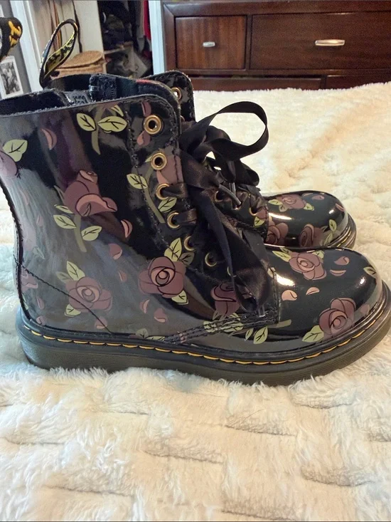 Dr. Martens Black Patent Rose Print Kids Lace-Up Boots
