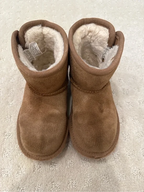UGG Kids Classic Mini Bailey Button Chestnut Sheepskin Boots Size 9