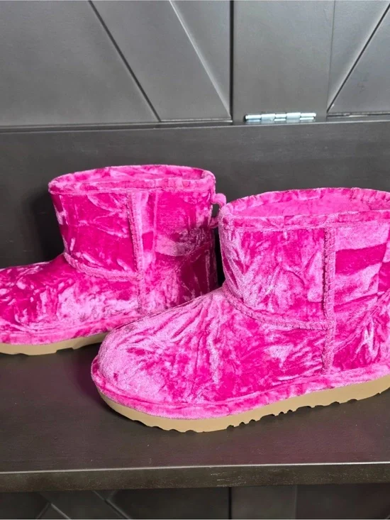UGG Classic Mini I Velvet boots hot pink short pull on boots Sz 3