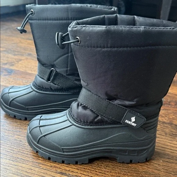 Black Winter Snow Boots kids size 32 which is comparable to little kid size 13/1