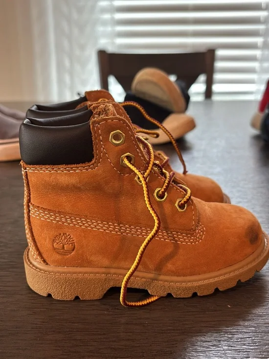 Timberland Kids Wheat Suede Lace-Up Ankle Boots with Black Collar