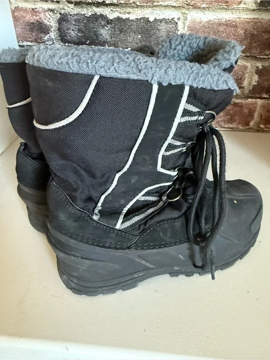 Itasca Black Boots with Gray Sherpa Lining‎