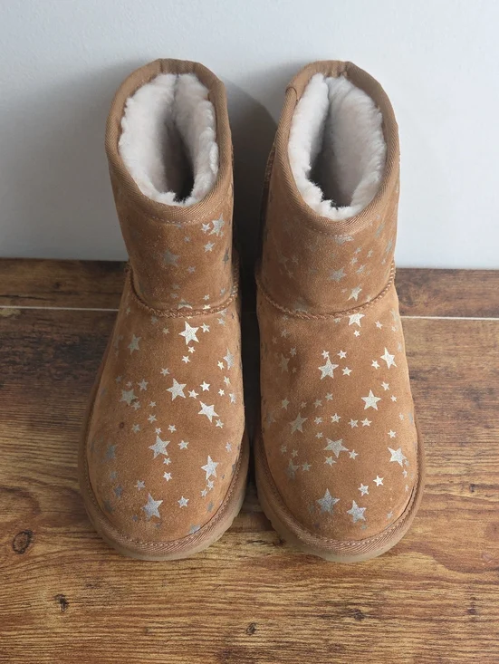 UGG Kids' Classic Mini II Stars Chestnut Suede Shearling Boot Sz 6Y Cabincore