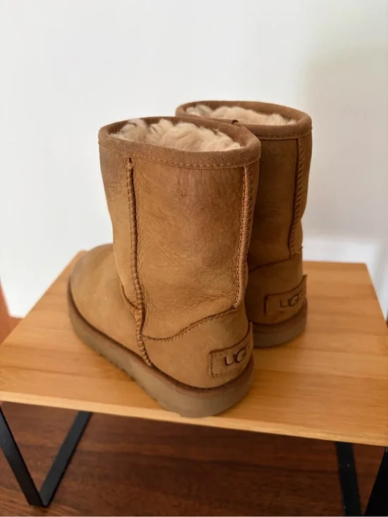 UGG Short Shearling Boots in Tan/Brown. Kid’s Sz 10. Unisex Toddler Boy / Girl