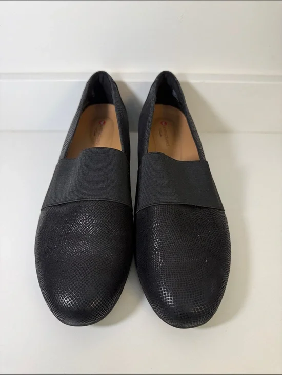 Clarks Women’s Un Blush Lo Black Slip-On Loafers - Size 9